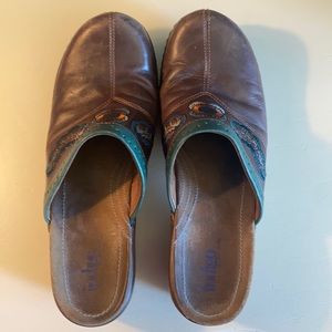 Indigo women’s size 10 clogs.